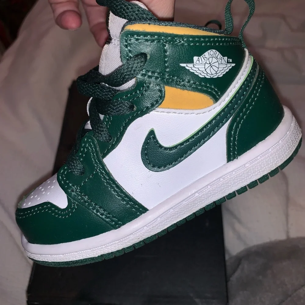 Jordan Kids Sneakers Green White Yellow - Picture 3 of 6